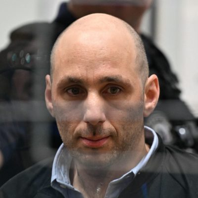 Cédric Jubillar dans la salle d'audience du tribunal correctionnel du Tarn, lors de l'ouverture de l'audience de son procès pour le meurtre de son épouse Delphine Jubillar, à Albi, le 23 septembre 2025. (Crédits : LIONEL BONAVENTURE / AFP)