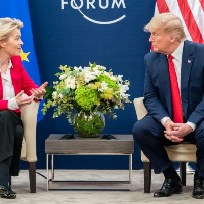 Ursula von der Leyen, Présidente de la Commission Européenne et Donald Trump, Président américain. (Crédit: HUM Images/Universal Images Group via Getty Images)