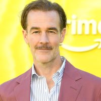James Van Der Beek lors de la première de la série Prime Video « Overcompensating » au Hollywood Palladium le 14 mai 2025 à Los Angeles, Californie. (Photo par Steve Granitz/FilmMagic)