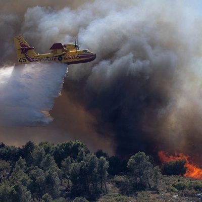 Un avion bombardier d'eau de type Canadair, appartenant à la flotte nationale de sécurité civile, intervient lors de l'incendie qui fait actuellement rage dans les collines au nord de Marseille, dans la région de Les Pennes-Mirabeau, le 8 juillet 2025 à Marseille, en France. (Photo de Victor LOCHON/Gamma-Rapho via Getty Images)