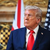 « J'ai déclaré qu'après tout le travail effectué par les États-Unis pour tenter de résoudre cette situation, tous ces pays devraient être obligés de signer simultanément les accords d'Abraham », affirme Donald Trump sur Truth Social. Crédits : Getty Images