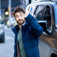 Daniel Radcliffe arrive à l'émission « The Late Show With Stephen Colbert » au Ed Sullivan Theater le 2 mars 2026 à New York. (Photo par Gilbert Carrasquillo/GC Images)