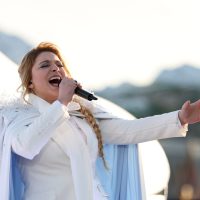 Santa interprète des chansons de la Reine des neiges à l'occasion de l'inauguration de la nouvelle extension de  Disneyland Paris, samedi 28 mars 2026 (Crédits : Aurore Marechal/Getty Images For ABA).