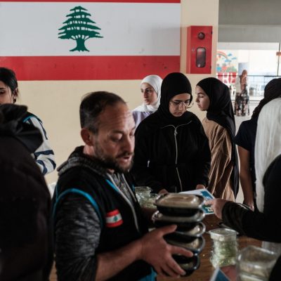 Un centre d'accueil qui héberge des centaines de familles ayant fui les combats dans le sud du Liban distribue de la nourriture aux familles déplacées. (Photo de Guy Peterson/Pour le Washington Post via Getty Images)