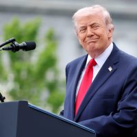 Donald Trump a déclaré que le détroit d’Ormuz va être « complètement ouvert » et que « des navires, dont certains chargés de pétrole, commencent à sortir du détroit », s’est-il réjoui sur Truth Social. (Crédits : Chris Jackson/Getty Images)