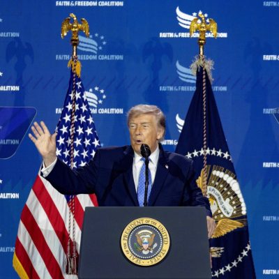 Le président américain Donald Trump prend la parole lors de la conférence « Road to Majority » organisée à Washington, D.C., le 26 juin 2026. (Crédits : Tyler M. Andrews/The Washington Post via Getty Images)
