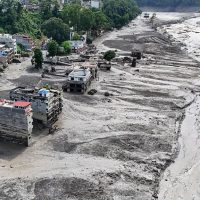 NUWAKOT, NÉPAL - 26 août 2026 : U ne inondation soudaine suite à une avalanche a balayé les habitations, les routes et les ponts dans les communautés le long des rivières Bhote Koshi et Trishuli, laissant derrière elle une dévastation généralisée. (Photo de Skanda Gautam/SOPA Images/LightRocket via Getty Images)