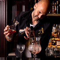 Matthias Giroud, mixologue et fondateur des apéritifs Osco. Crédit photo : le photographe du dimanche