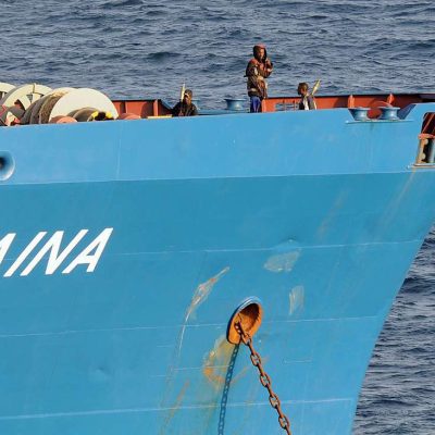 OCÉAN INDIEN (19 octobre 2008) Les pirates somaliens détiennent le navire marchand MV Faina battant pavillon du Belize. Photo de la marine américaine - Référence n° 081019-N-1082Z-094